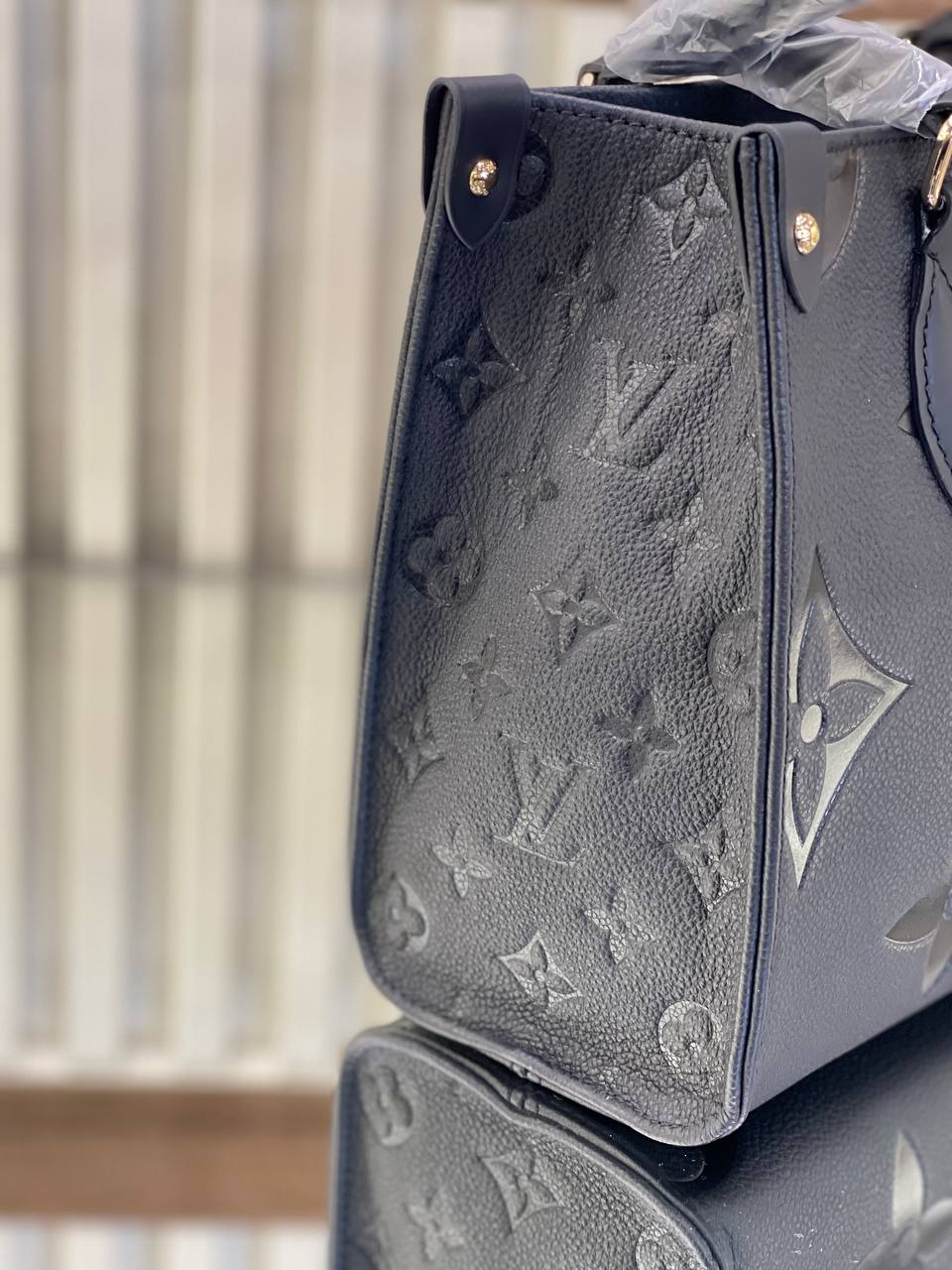 Lv On The Go Mm Black